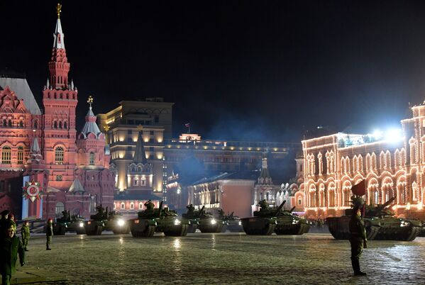 تانک های T-72B3 در تمرین شبانه رسم گذشت پیروزی - میدان سرخ، مسکو - اسپوتنیک افغانستان  