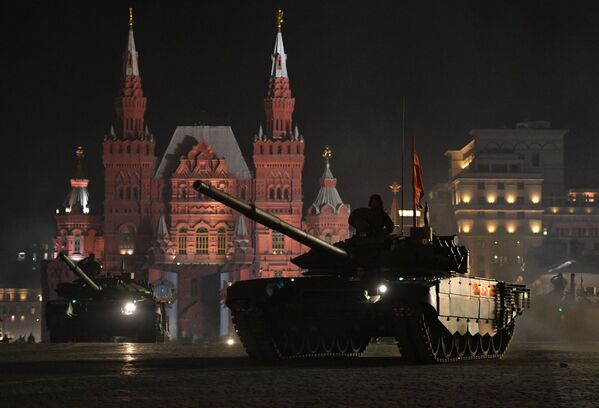 تانک T-72B3 در تمرین شبانه رسم گذشت پیروزی - میدان سرخ، مسکو - اسپوتنیک افغانستان  