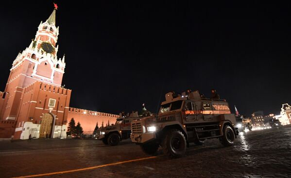 موترهای زرهی پاترول در تمرین شبانه رسم گذشت پیروزی - میدان سرخ، مسکو - اسپوتنیک افغانستان  