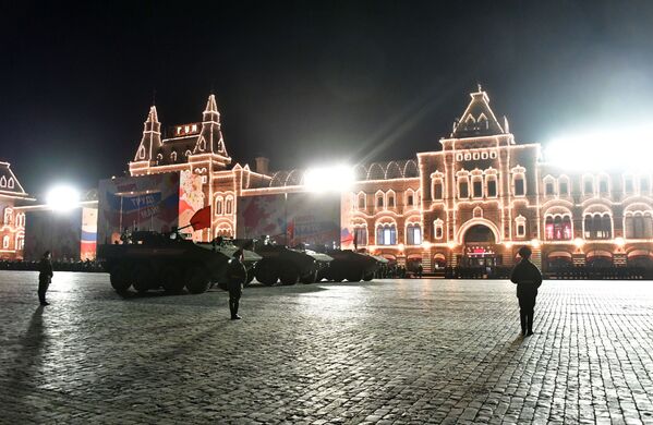 موترهای زرهی بومرنگ در تمرین شبانه رسم گذشت پیروزی - میدان سرخ، مسکو - اسپوتنیک افغانستان  