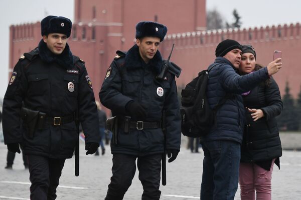 توریست ها با پلیس مسکو عکس یادگاری می گیرند - اسپوتنیک افغانستان  