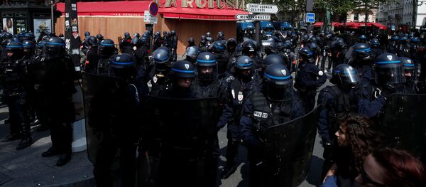 حمله پولیس فرانسه به خبرنگار روسی در پاریس حمله پولیس فرانسه به خبرنگار روسی در پاریس - اسپوتنیک افغانستان