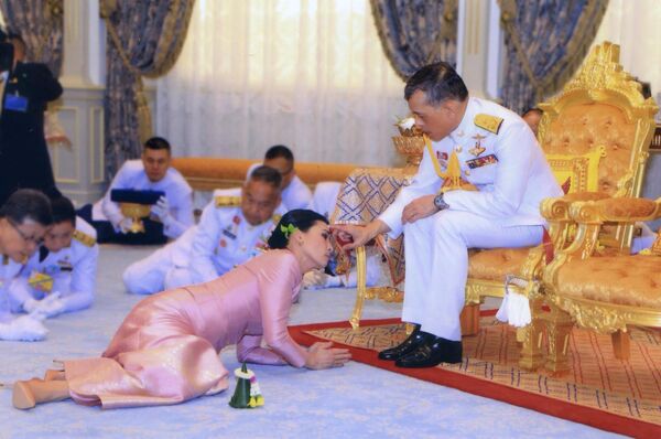 پادشاه تایلند در حال ریختن آب مقدس بر سر ملکه سوتیدا - اسپوتنیک افغانستان  