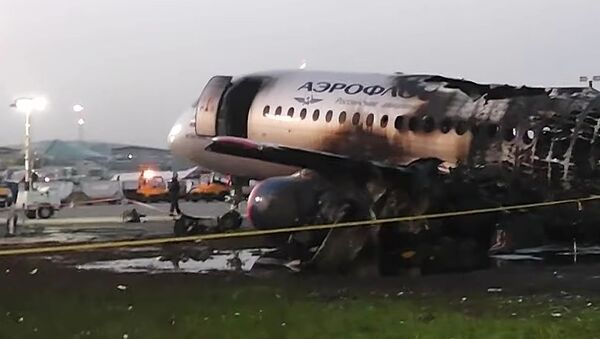 ستایش انگلیس ها از اقدام شجاعانه مهماندار هواپیمای SSJ-100 روسیه برای نجات مسافران - اسپوتنیک افغانستان  