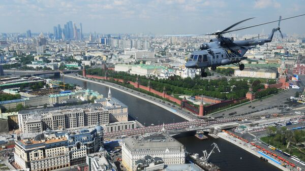 Многоцелевой вертолет Ми-8 над Москвой во время генеральной репетиции военного парада в Москве - اسپوتنیک افغانستان  
