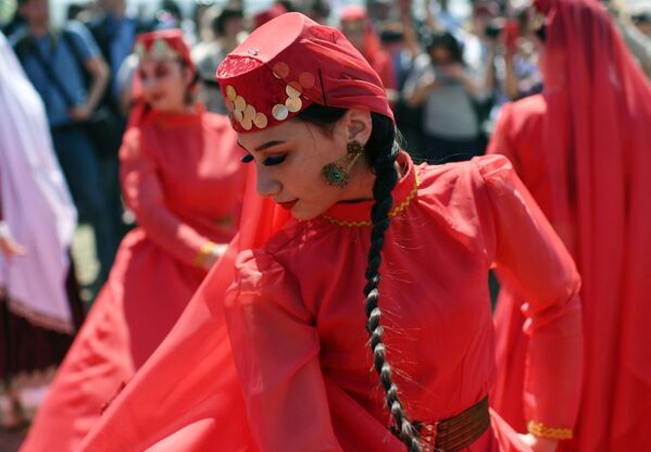 دختران با لباس های ملی در جشن «خضرایلیا» یا جشن بهار و باروری - شهر باغچه‌سرای، شبه جزیره کریمیا - اسپوتنیک افغانستان  