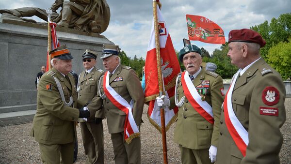 شرکت کنندگان بازنشسته  جنگ جهانی دوم در راهپیمایی دسته جمعی  یاد بود از پیروزی در جنگ در وارسا - اسپوتنیک افغانستان  