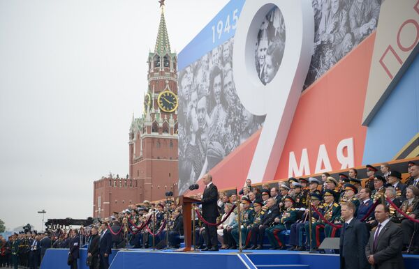 ولادیمیر پوتین، رئيس جمهور روسیه در جریان سخنرانی در رژه نظامی به مناسبت ۷۴ مین سالگرد پیروزی بر فاشیسم، میدان سرخ مسکو - اسپوتنیک افغانستان  