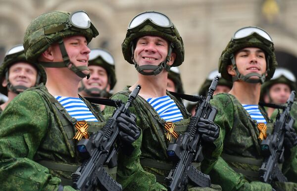 نظامیان روسی در رژه نظامی به مناسبت ۷۴ مین سالگرد پیروزی بر فاشیسم، میدان سرخ مسکو - اسپوتنیک افغانستان  