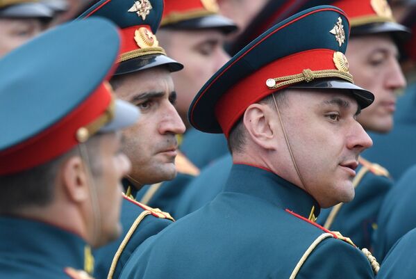 افسران اکادمی نظامی فرونزه در رژه نظامی به مناسبت ۷۴ مین سالگرد پیروزی بر فاشیسم، میدان سرخ مسکو - اسپوتنیک افغانستان  