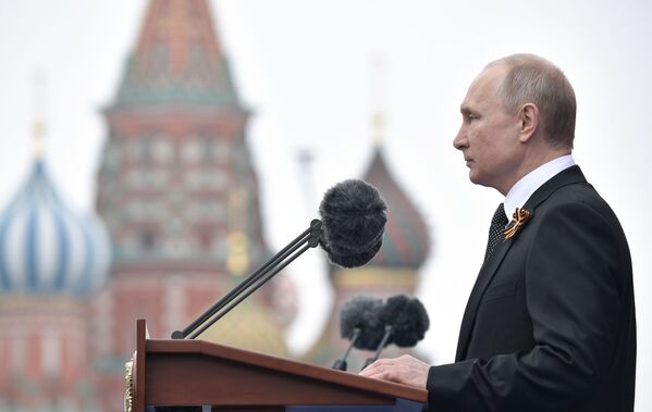 ولادیمیر پوتین، رئيس جمهور روسیه حین سخنرانی در رژه نظامی به مناسبت سالگرد پیروزی بر فاشیسم در میدان سرخ مسکو - اسپوتنیک افغانستان  