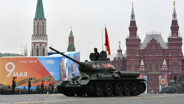 تانک تاریخی تی - ۳۴ - ۸۵ در رژه نظامی در میدان سرخ مسکو - اسپوتنیک افغانستان  