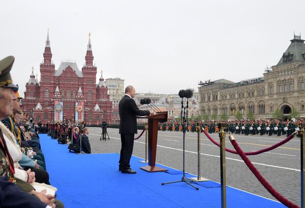 ولادیمیر پوتین، رئيس جمهور روسیه حین سخنرانی در رژه نظامی به مناسبت سالگرد پیروزی بر فاشیسم در میدان سرخ مسکو - اسپوتنیک افغانستان  