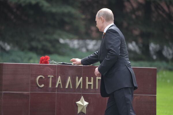 ولادیمیر پوتین، رئيس جمهور روسیه در حال گذاشتن گل به مزار سرباز گمنام - اسپوتنیک افغانستان  