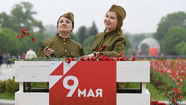 دختران با یونیفورم سربازی در جریان تجلیل از روز پیروزی در پارک گورکاوا در مسکو - اسپوتنیک افغانستان  