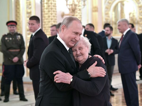ولادیمیر پوتین، رئيس جمهور روسیه و استاد دوران مکتب وی در مراسم تجلیل از ۷۴ مین سالگرد پیروزی بر فاشیسم - اسپوتنیک افغانستان  