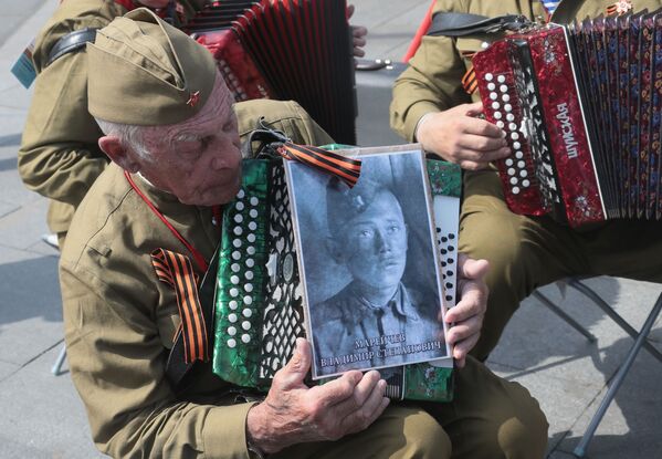 مردی با تصویر خویشاوندش که در جنگ دوم جهانی رزمیده بود - اسپوتنیک افغانستان  