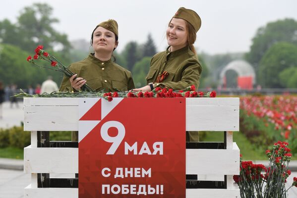 دختران با یونیفورم سربازی در جریان تجلیل از روز پیروزی در پارک گورکاوا در مسکو - اسپوتنیک افغانستان  