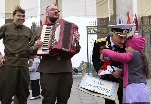 مبارز بازنشسته جنگ دوم جهانی قبل در مراسم تجلیل از روز پیروزی در شهر مسکو - اسپوتنیک افغانستان  