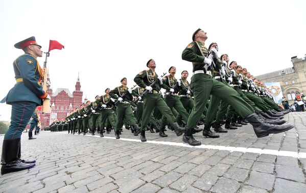 رسم گذشت نظامی به مناسبت ۷۴ مین سالگرد پیروزی روسیه در جنگ جهانی دوم – میدان سرخ، مسکو - اسپوتنیک افغانستان  