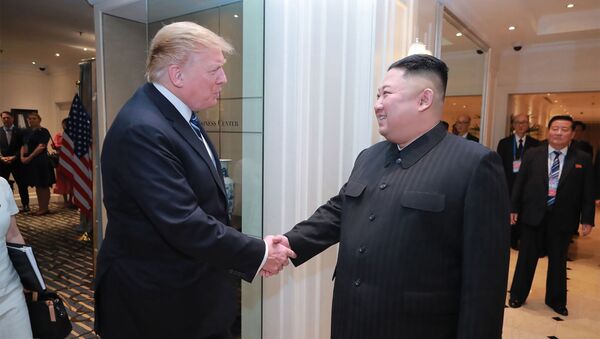 Лидер КНДР Ким Чен Ын во время встречи с президентом США Дональдом Трампом в Ханое - اسپوتنیک افغانستان  