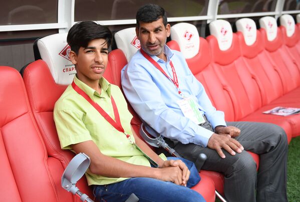قاسم القدیم، نوجوان معیوب عراقی در مسابقه فوتبال در مسکو - اسپوتنیک افغانستان  