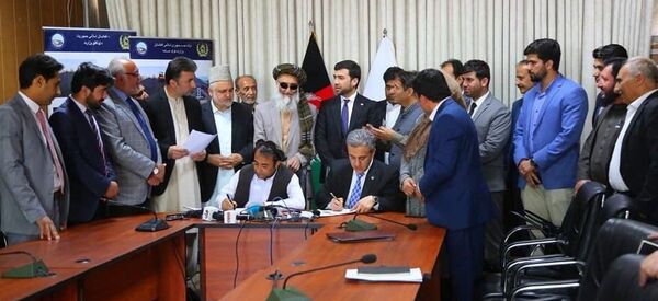 وزارت ترانسپورت: قرارداد ترمیم 40 کیلومتر شاهراه کابل – کندهار به امضاء رسید - اسپوتنیک افغانستان  