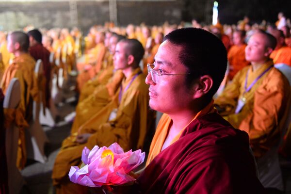 بودایی ها در مراسم جشن «وساک» - ویتنام - اسپوتنیک افغانستان  