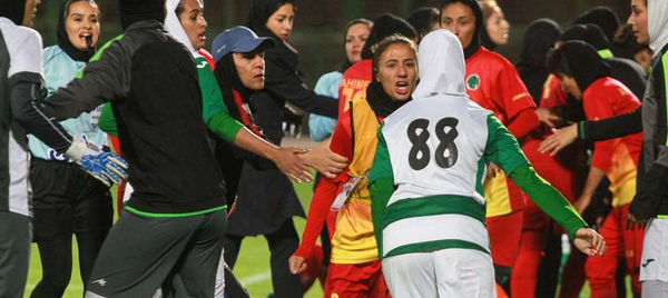 زد و خورد در لیگ فوتبال بانوان ایران؛ یک بازیکن روانه شفاخانه شد + عکس - اسپوتنیک افغانستان  