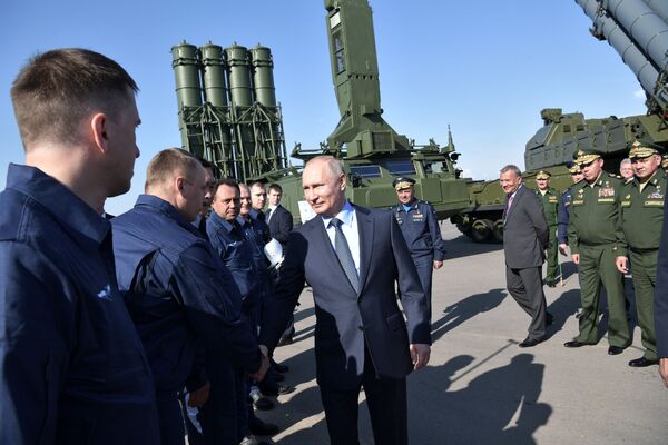 ولادیمیر پوتین، رئیس جمهور روسیه با پیلوتان جت های سو-۵۷ که طیاره حامل وی را در سفر به شهر آختوبینسک همراهی نموده بودند - اسپوتنیک افغانستان  