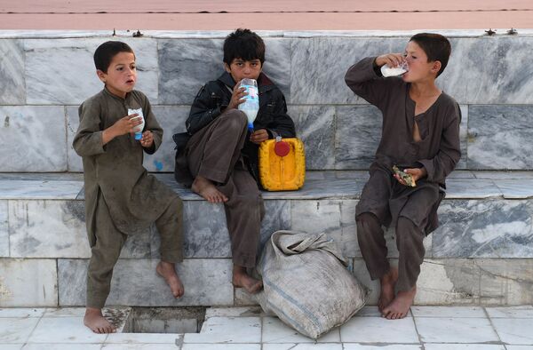 کودکان خردسال افغان در حال نوشیدن دوغ – مزار شریف - اسپوتنیک افغانستان  