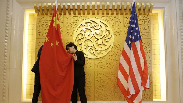 Флаги Китая и США перед встречей министров транспорта этих стран в Пекине, КНР - اسپوتنیک افغانستان  