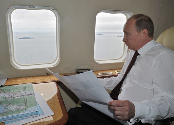 ولادیمیر پوتین، رئيس جمهور روسیه سوار بر هلیکوپتر از ساحات مانور نیروهای بحری اقیانوس آرام دیدن می‌کند. - اسپوتنیک افغانستان  