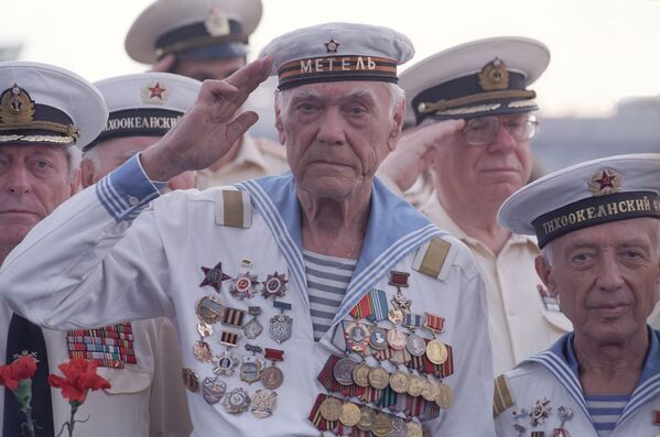 بازنشسته‌گان نیروهای بحری اقیانوس آرام روسیه در مراسم تجلیل از ۳۰۰ سالگی نیروهای بحری روسیه - اسپوتنیک افغانستان  
