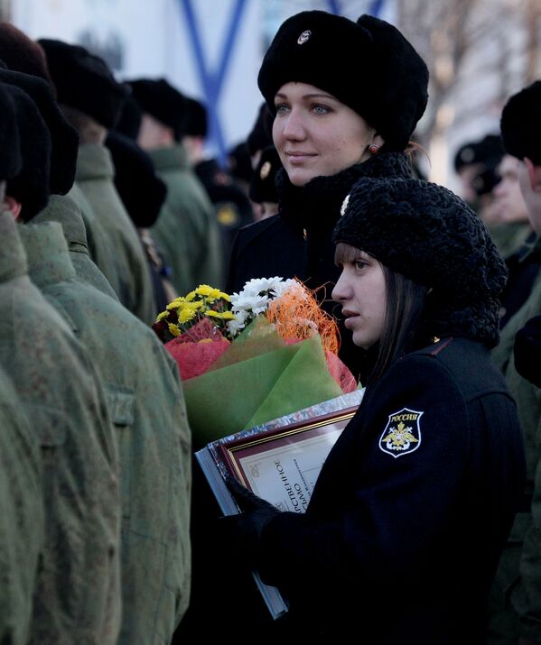 دختران نظامی در جریان تجلیل از روز نیروهای بحری در ولادیوستوک روسیه - اسپوتنیک افغانستان  