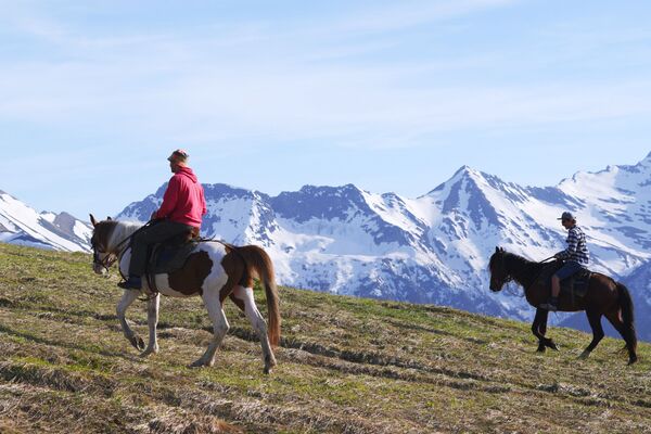 اسب سواری در قلمرو بخش شمالی ذخیره گاه طبیعی قفقاز به نام شاپوشنیکف - اسپوتنیک افغانستان  