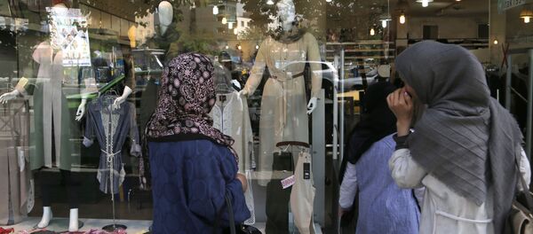 بسته شدن فروشگاه لباس به روی مهاجران افغانستان، ایران، و سوریه در ترکیه بسته شدن فروشگاه لباس به روی مهاجران افغانستان، ایران، و سوریه در ترکیه - اسپوتنیک افغانستان