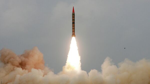 آزمایش موفقانه راکت بالستیک قادر به حمل کلاهک هسته‌ای توسط پاکستان - اسپوتنیک افغانستان  