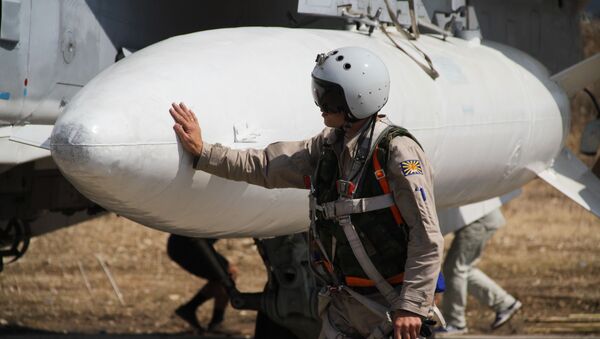 خلبان روسی قبل از پرواز در کنار هواپیمای خود در سوریه - اسپوتنیک افغانستان  