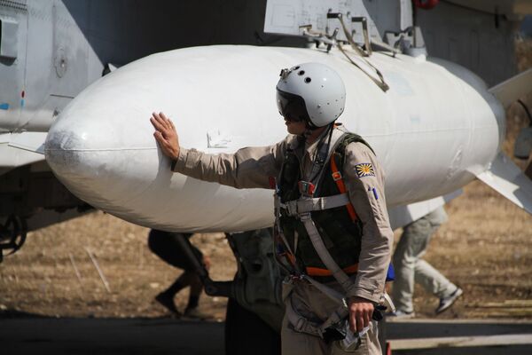 خلبان روسی قبل از پرواز در کنار هواپیمای خود در سوریه - اسپوتنیک افغانستان  