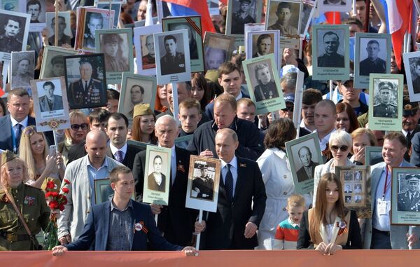 ولادیمیر پوتین در راس راهپیمایی سازمان منطقه ای میهن دوست سپاه فناناپذیر مسکو در میدان سرخ - اسپوتنیک افغانستان  