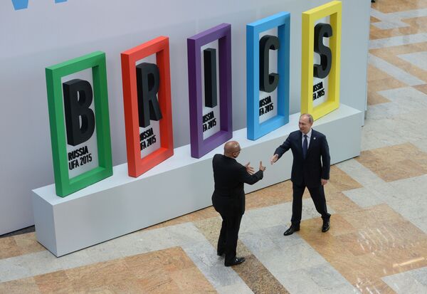 ولادیمیر پوتین، رئیس جمهور روسیه و جاکوب زوما رئیس جمهور آفریقای جنوبی در مراسم استقبال از رهبران بریکس - اسپوتنیک افغانستان  