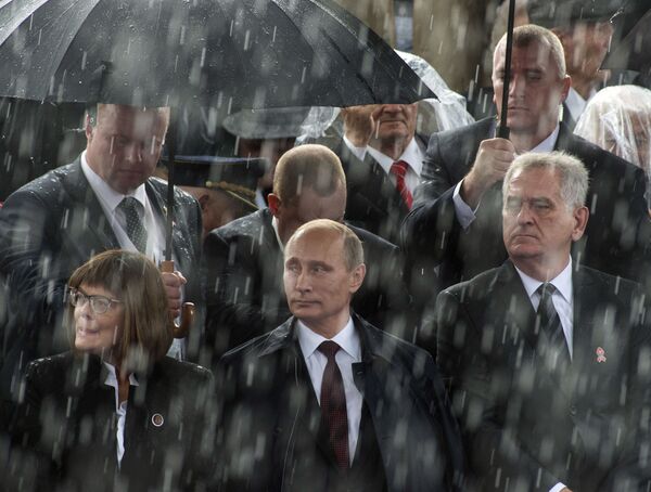 ولادیمیر پوتین، رئیس جمهور روسیه و تومیسلاو نیلولیچ، رئیس جمهور صربستان در رژه نظامی در بلگراد - اسپوتنیک افغانستان  