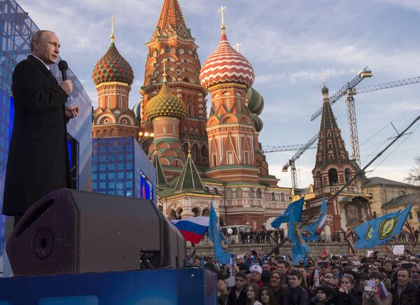 سخنرانی ولادیمیر پوتین، رئیس جمهور روسیه در میتینگ ـ کنسرت ما باهم هستیم! در خیابان واسیلوسکس اسپوسک در جنب میدان سرخ مسکو - اسپوتنیک افغانستان  