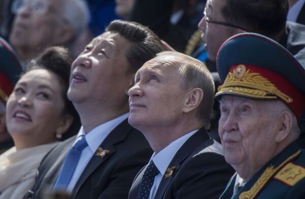 ولادیمیر پوتین، رئیس جمهور روسیه و شی جینپینگ، رهبر جمهوری خلق چین در آستانه رژه نظامی به افتخار 70 ـ مین سالگرد پایان جنگ جهانی دوم در پکن - اسپوتنیک افغانستان  