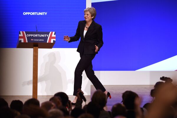 رقص ترزا می، نخست وزیر بریتانیا در کنفرانس مطبوعاتی Conservative Party 2018 – شهر  بیرمنگام - اسپوتنیک افغانستان  