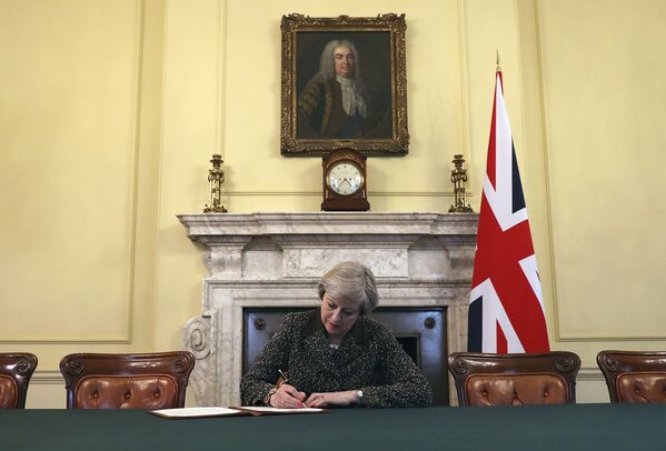 ترزا می، نخست وزیر بریتانیا در حال امضا نامه ای به اتحادیه اروپا درباره آغاز روند Brexit - اسپوتنیک افغانستان  