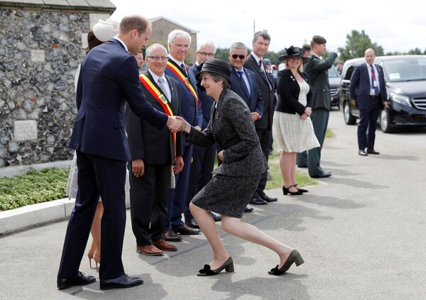 ترزا می، نخست وزیر بریتانیا در حال استقبال از شاهزاده ویلیام و کاترین - اسپوتنیک افغانستان  