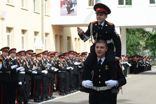 دانش آموزان مدرسه گارد ملی روسیه در مراسم «زنگ آخر» - مسکو - اسپوتنیک افغانستان  