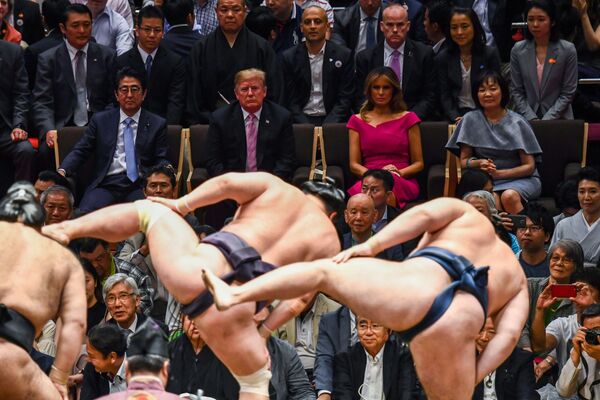 ترامپ و بانوی اول امریکا همراه نخست وزیر جاپان و همسرش در مسابقه سومو  . - اسپوتنیک افغانستان  